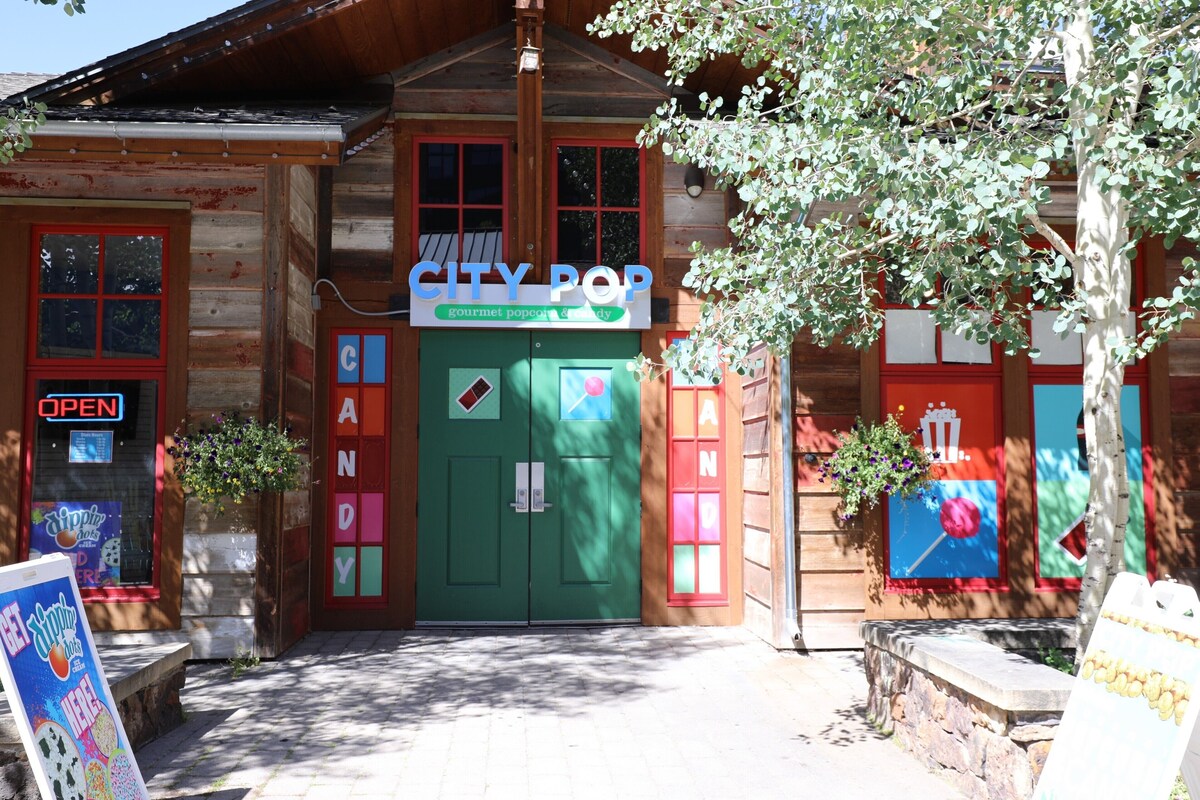 Cozy Condo Ski/Golf On/Off, Views, Washer/Dryer, Patio, HotTub/Garage, Pets Nego