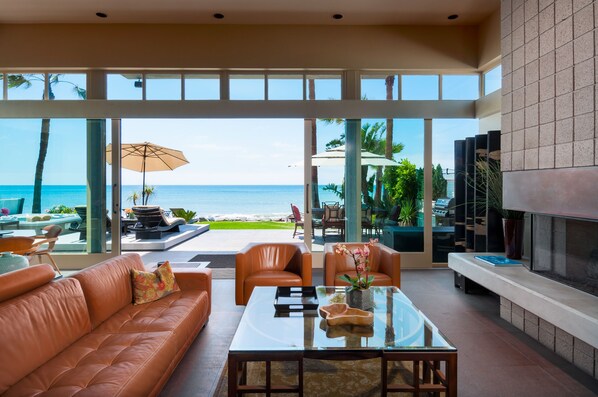 Living Room Spectacular Endless Pacific Ocean White Water View