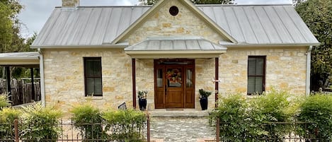 Heritage Hill Country Home Walk to Town.