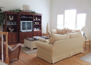 Comfortable family room with plenty of seating. New flat screen HD TV (12/15)