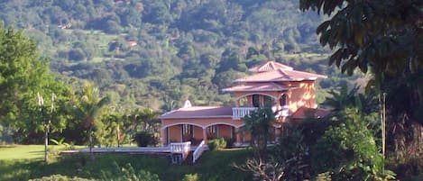 Los Loros
perched atop a ridge