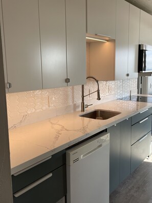 Quartz countertops, undercounter lighting