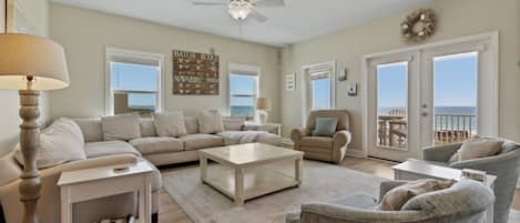 Spacious Gulf front living room with ample seating - Spacious Gulf front living room with ample seating