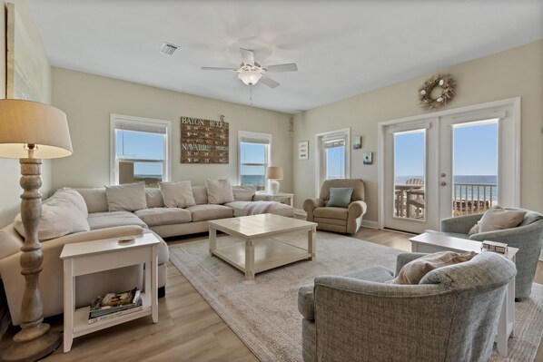 Spacious Gulf front living room with ample seating - Spacious Gulf front living room with ample seating