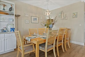 Seating for 8 in the dining area