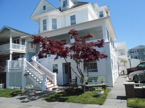 9 Bedroom House with 8 full bathrooms, 1,000 feet to 12th Street Beach & Boards