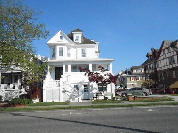  9 Bedroom House with 8 full bathrooms, 1,000 feet to 12th Street Beach & Boards