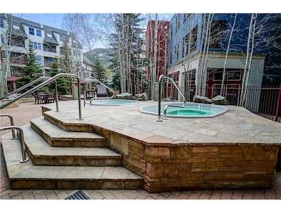 Outstanding 2BR in River Run. Fully stocked, steps from gondola and shopping