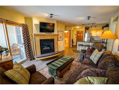 Outstanding 2BR in River Run. Fully stocked, steps from gondola and shopping