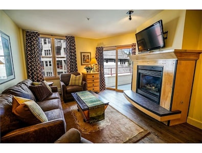 Outstanding 2BR in River Run. Fully stocked, steps from gondola and shopping
