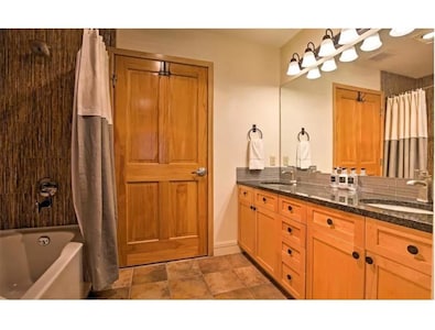 Outstanding 2BR in River Run. Fully stocked, steps from gondola and shopping