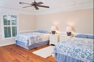 Serene Beach Getaway, Mins to Ocean! 5 BR.  Sleeps 14. Dining seats 8 w/ ease. 