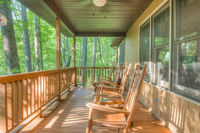 Holly Cabin on Town Creek, in Northeast Mountains Blairsville