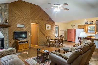 Holly Cabin on Town Creek, in Northeast Mountains Blairsville