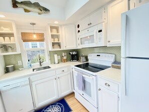 Well stocked kitchen. Coffee maker, blender, toaster and even a lobster pot!