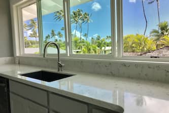 Family friendly Quiet Kailua Beachside lane, steps to lane private beach access