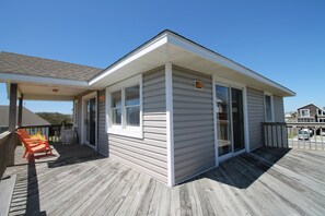 deck on top level with 2 sliding doors for outside entertaining.