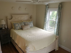 Master Bedroom - Queen-size Bed