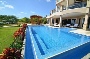Infinity edge pool...largest private pool in Iguana!