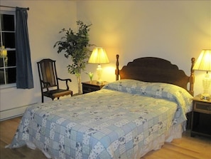 Larger downstairs bedroom Open with ample closet/2 bureaus HD/LCD/LED TV