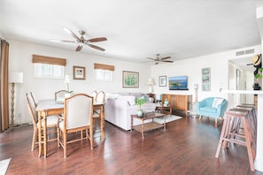 This light and airy upstairs rental is just 2 homes from the sand and is the perfect home base for a Newport Beach getaway!
                