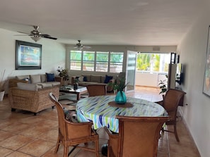 Dining area integrated in the open space plan.