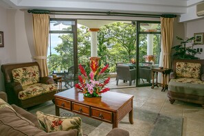 Living room with terrace overlooking the Pacific Ocean