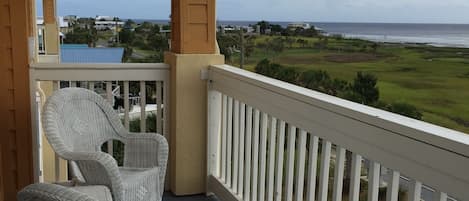 Beautiful gulf views! Sit on the front balcony and enjoy the beautiful sunsets.