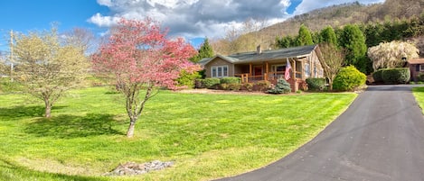 Paved Driveway and Easy Access for Year Round Enjoyment