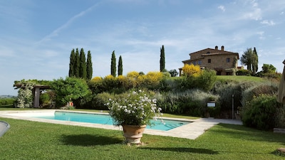 FARMH. PODERE CUNINA 25 KM SUD SIENA DI FRONTE AL MONTALCINO PRENDENDO LEZIONI DI CUCINA