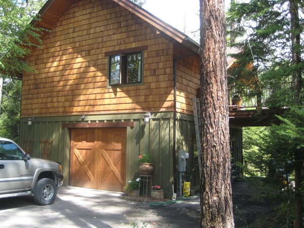 Guests enjoy amazing views in studio above garage. Parking available under deck