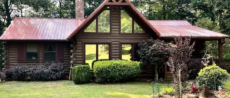 3bed, 3bath cozy log home with loft, family room and den