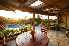 Relax on the patio with a breathtaking view of the pool and sunset. Ideal for evening gatherings or quiet moments in paradise.