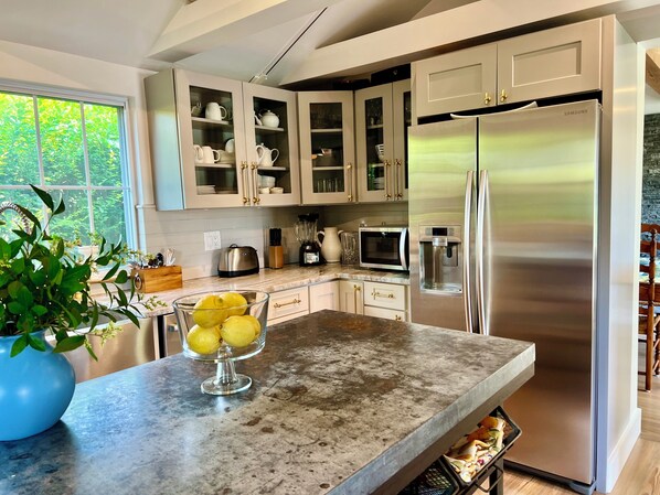 Chef's kitchen - 6 burner Viking Stove 