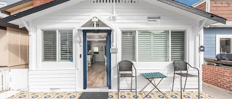 This beach cottage couldn't be cuter or more convenient for a lovely trip to the beach!