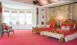 OUR MASTER BEDROOM, CAN HAVE WHOLE FAMILY HERE