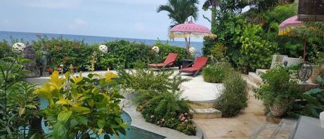 Pool, garden and beach - in perfect harmony