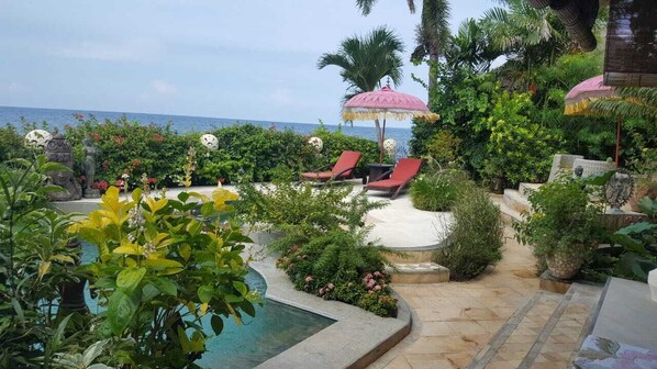 Pool, garden and beach - in perfect harmony