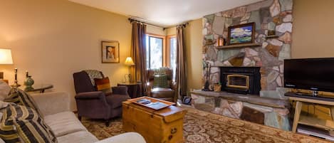 Spacious Living Room with Fireplace, Views and Sofabed