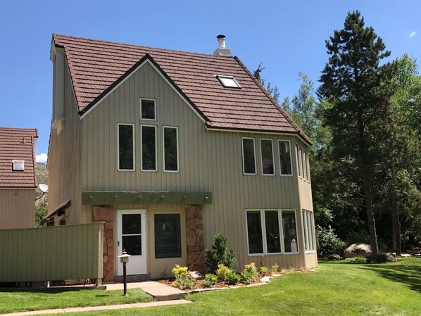 Summer view: riverfront home in the heart of Avon-private deck and grassy area