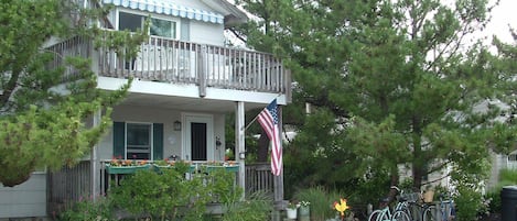 Traditional beach house: bikes, flags and flowers.