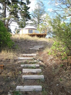 steps up to yurt