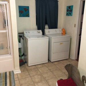 5 miles from Holiday World - upstairs apartment - Holiday Guest House Suites