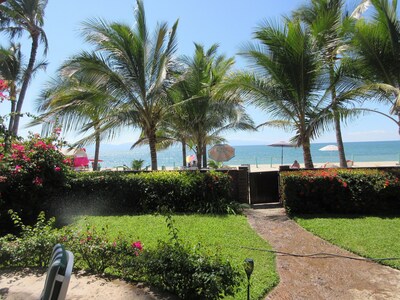 BUCERIAS * CASA FRENTE AL MAR * A solo 10 pasos de la PLAYA y la PISCINA ~ ¡Excelente ubicación!