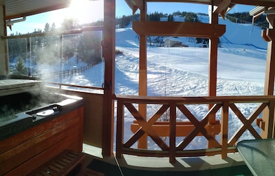 Meadowbrook Chalet, Private Hot Tub, True Ski in/Ski Out, 3 bed, 2.5 bath.