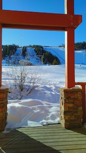 Meadowbrook Chalet, Private Hot Tub, True Ski in/Ski Out, 3 bed, 2.5 bath.