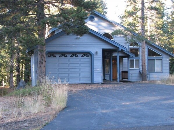 Enjoy the winter safety of a flat driveway at our convenient Tahoe Donner home.
