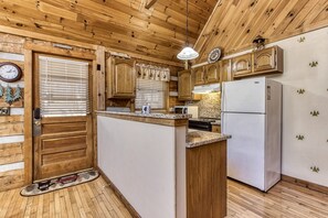 Wears Valley Pet Friendly Cabin "Back to Nature" - Fully furnished kitchen
