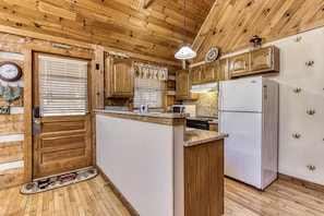 Wears Valley Pet Friendly Cabin "Back to Nature" - Fully furnished kitchen