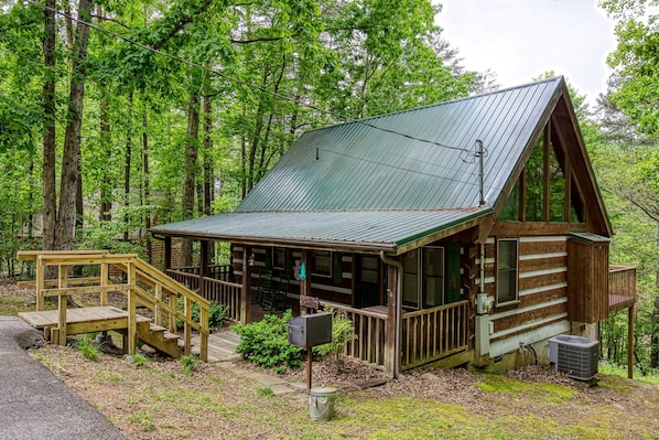 Pigeon Forge Pet Friendly Cabin "Back to Nature"